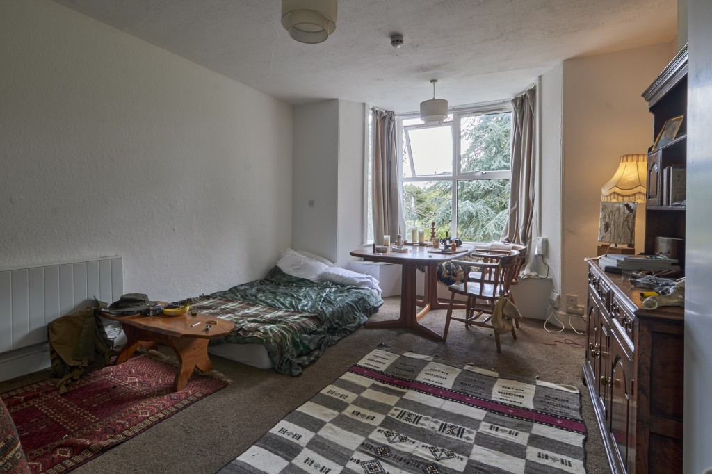 Lot: 64 - FREEHOLD INVESTMENT COMPRISING FIVE FLATS - Open plan living